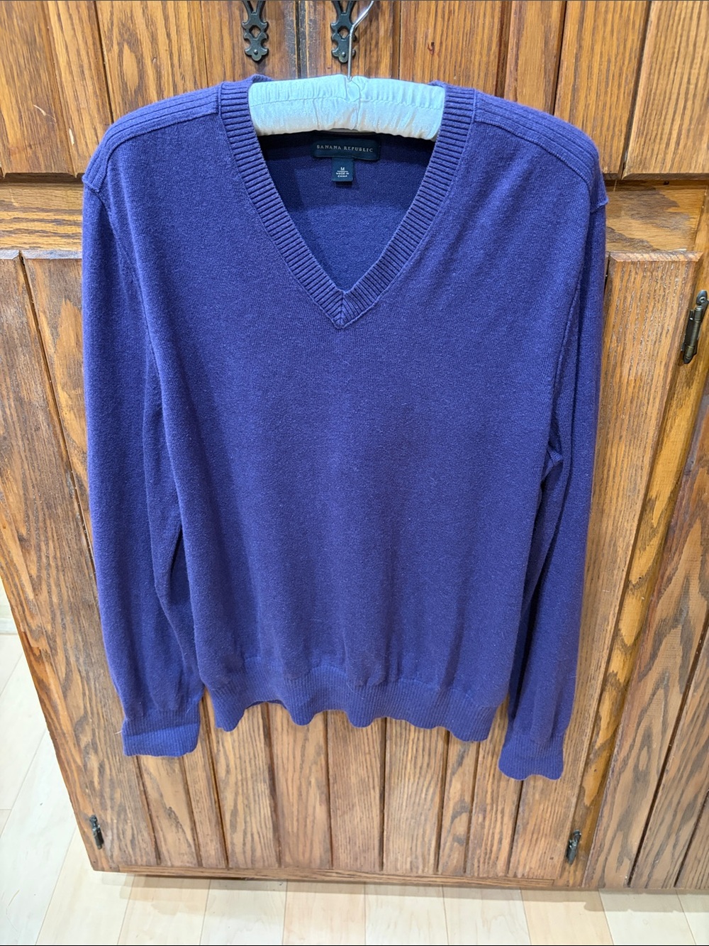 Banana Republic Men's V-Neck Sweater — Deep Purple Size Medium